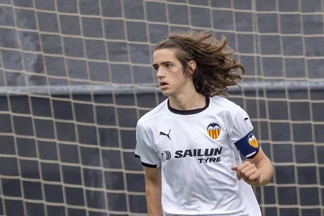 Yarek Gasiorowski (Valencia CF) - Defensa central, 17 años