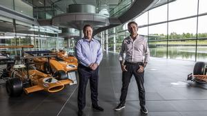 Zak Brown y Alejandro Agag, en la sede de McLaren en Woking