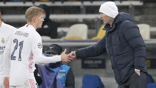 Odegaard saluda a Zidane tras ser cambiado Odegaard saluda a Zidane tras ser cambiado