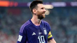 Messi sonríe durante el partido ante Polonia en el Mundial de Qatar