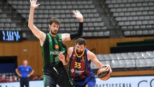 Ante Tomic trata de frenar la incursión de Nikola Mirotic Ante Tomic trata de frenar la incursión de Nikola Mirotic