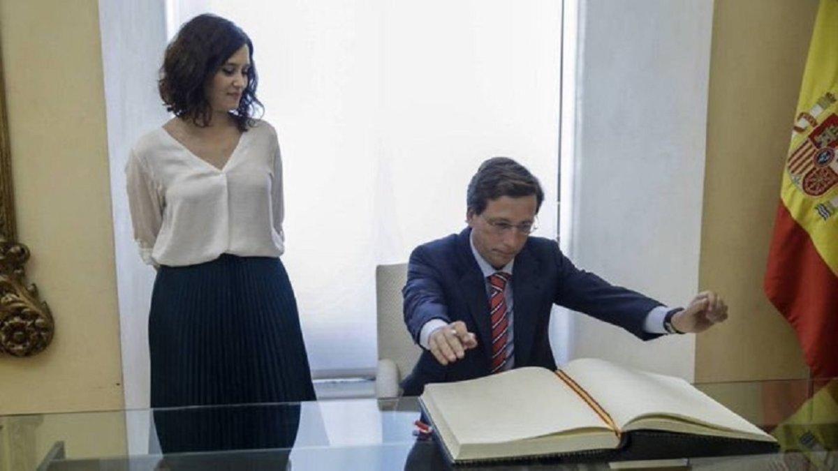 Numerosas bromas después de ver esta fotografía de Ayuso y Almeida