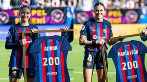 Aitana y Mapi León reciben su camiseta especial por los 200 partidos con el Barça