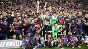 Los jugadores del Barça celebran el título de Liga en el Spotify Camp Nou