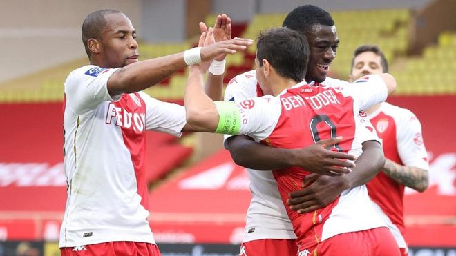 Ben Yedder celebra su tanto con sus compañeros Ben Yedder celebra su tanto con sus compañeros