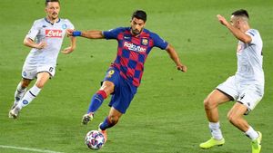 Luis Suárez se bregó en todo momento con la zaga napolitana Luis Suárez se bregó en todo momento con la zaga napolitana