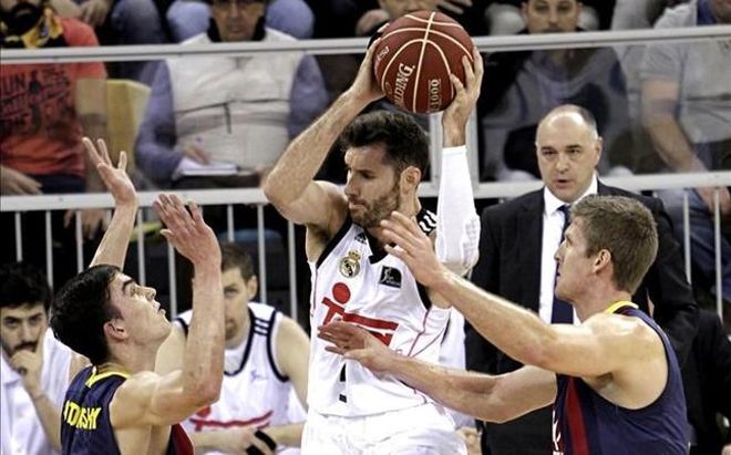 Rudy, elegido el MVP, defendido por dos blaugrana Rudy, elegido el MVP, defendido por dos blaugrana