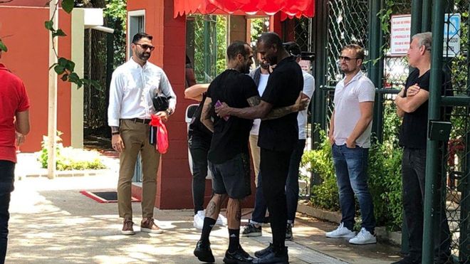 Abidal saludó a Dani Alves en Sao Paulo Abidal saludó a Dani Alves en Sao Paulo
