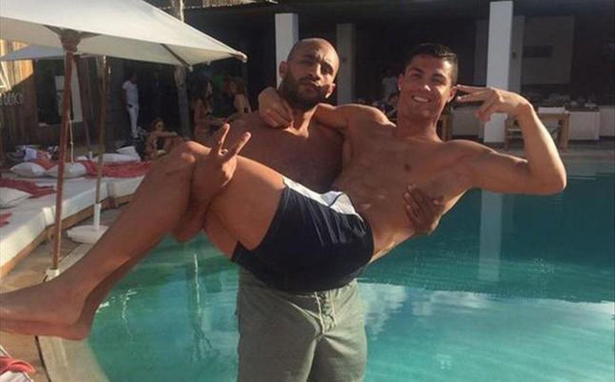 Ronaldo y su amigo Badr Hari pasándoselo en grande en la piscina Ronaldo y su amigo Badr Hari pasándoselo en grande en la piscina