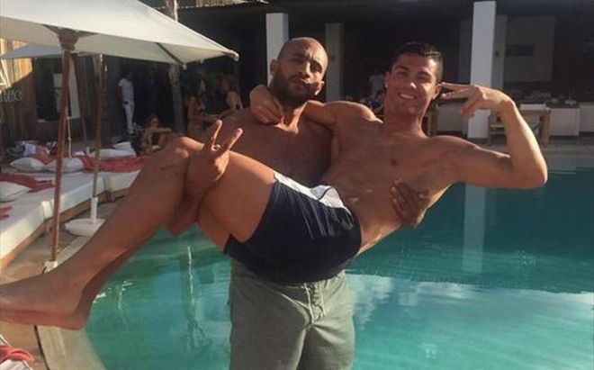 Ronaldo y su amigo Badr Hari pasándoselo en grande en la piscina Ronaldo y su amigo Badr Hari pasándoselo en grande en la piscina