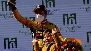 Roglic, con su hijo en el podio de Hondarribia