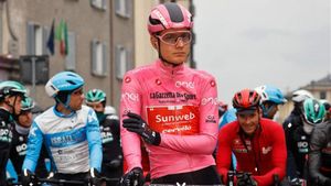 Los ciclistas realizaron un plante antes del inicio de la 19ª etapa Los ciclistas realizaron un plante antes del inicio de la 19ª etapa