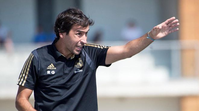 Raúl da órdenes en el banquillo del Castilla Raúl da órdenes en el banquillo del Castilla