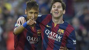 Neymar y Messi celebran un gol del FC Barcelona durante la temporada 2014-15