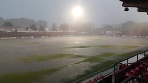Así estaba el estadio Municipal de Olot bajo la tormenta