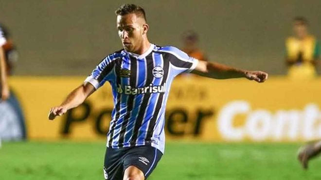 Arthur espera poder cambiar la camiseta del Gremio de Porto Alegre por la del FC Barcelona este verano Arthur espera poder cambiar la camiseta del Gremio de Porto Alegre por la del FC Barcelona este verano