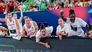 Las jugadoras de la selección española de baloncesto celebrando una acción