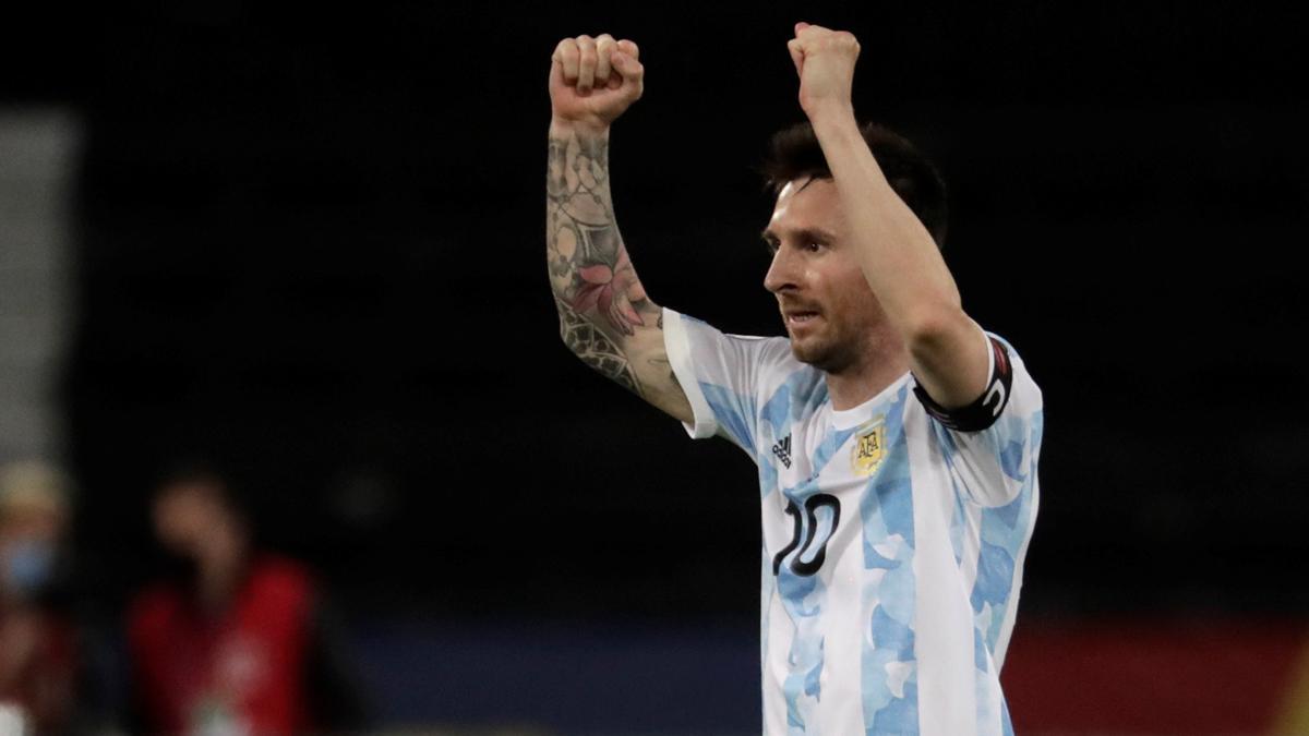 Leo Messi celebra su gol de falta contra Chile