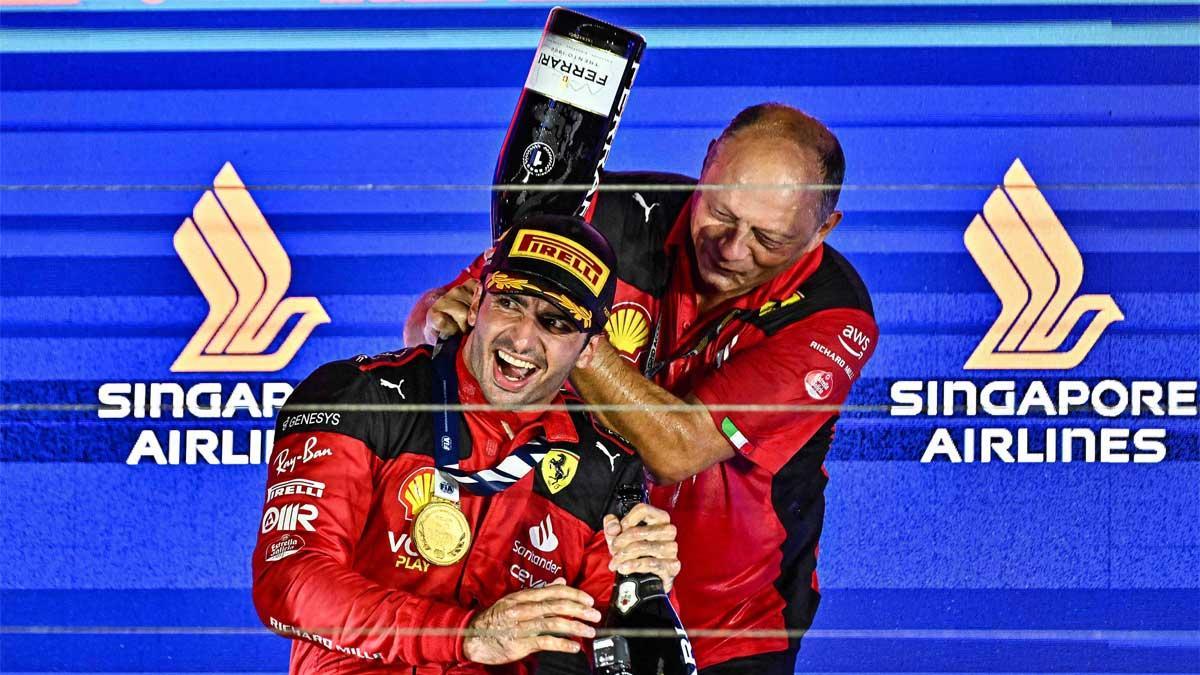 El jefe de Ferrari, Fred Vasseur celebra la victoria de Sainz en Singapur El jefe de Ferrari, Fred Vasseur celebra la victoria de Sainz en Singapur