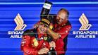 Ông chủ Ferrari Fred Vasseur ăn mừng chiến thắng của Sainz tại Singapore