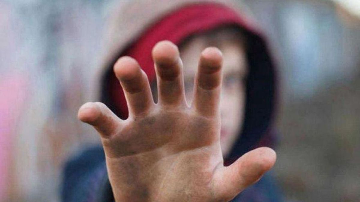 Un niño con una mano extendida, en una protesta contra el abuso sexual infantil. Un niño con una mano extendida, en una protesta contra el abuso sexual infantil.