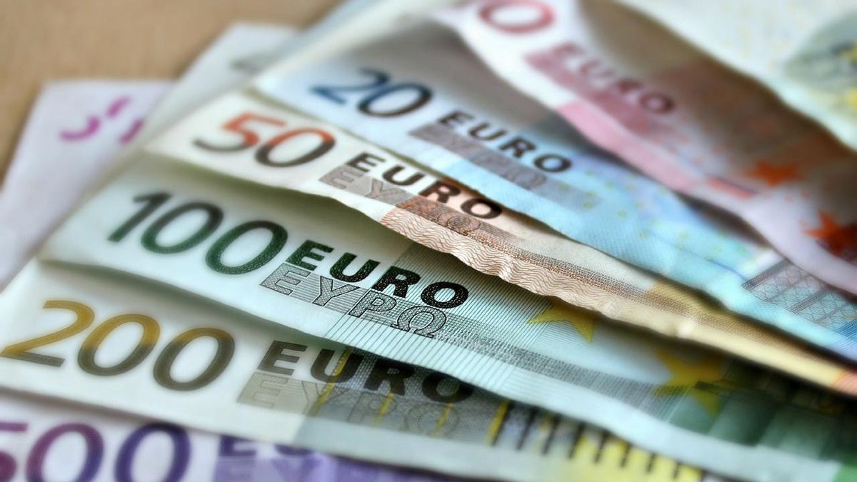 Varios billetes de euro Varios billetes de euro