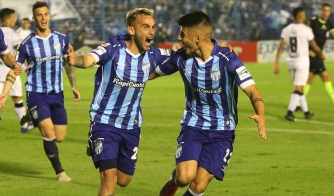 Atlético Tucumán gana y es líder en solitario
