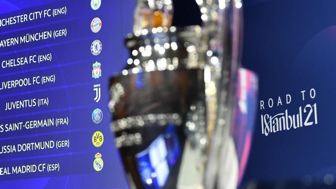 El trofeo de la Champions League junto a los emparejamientos de octavos El trofeo de la Champions League junto a los emparejamientos de octavos