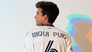 Riqui Puig ya posa con su nueva camiseta