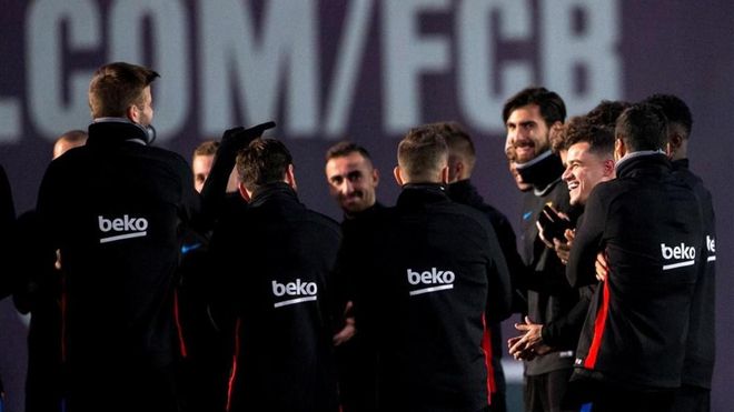 Coutinho sonríe en un entrenamiento rodeado de sus compañeros Coutinho sonríe en un entrenamiento rodeado de sus compañeros
