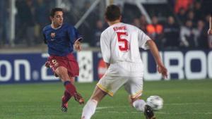 Xavi Hernández frenta Emre Asik, en el Galatasary-Barça de la Champions 2001/02