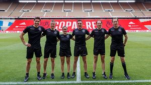 El equipo arbitral de la final de Copa del Rey, con Estrada Fernández al frente El equipo arbitral de la final de Copa del Rey, con Estrada Fernández al frente