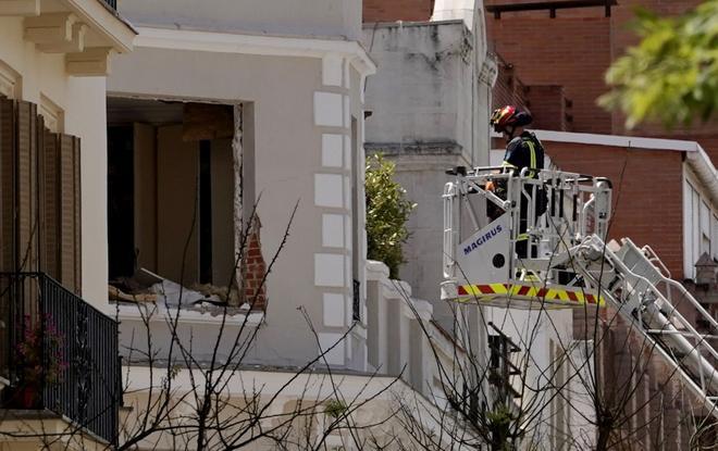 Dos operarios permanecen atrapados tras una explosión en un edificio del centro de Madrid