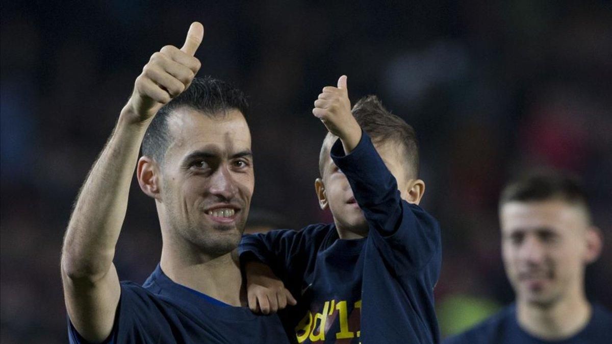 Sergio Busquets celebra el título de Liga con su hijo Sergio Busquets celebra el título de Liga con su hijo