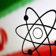 Ilustración que muestra el símbolo del átomo y la bandera de Irán.