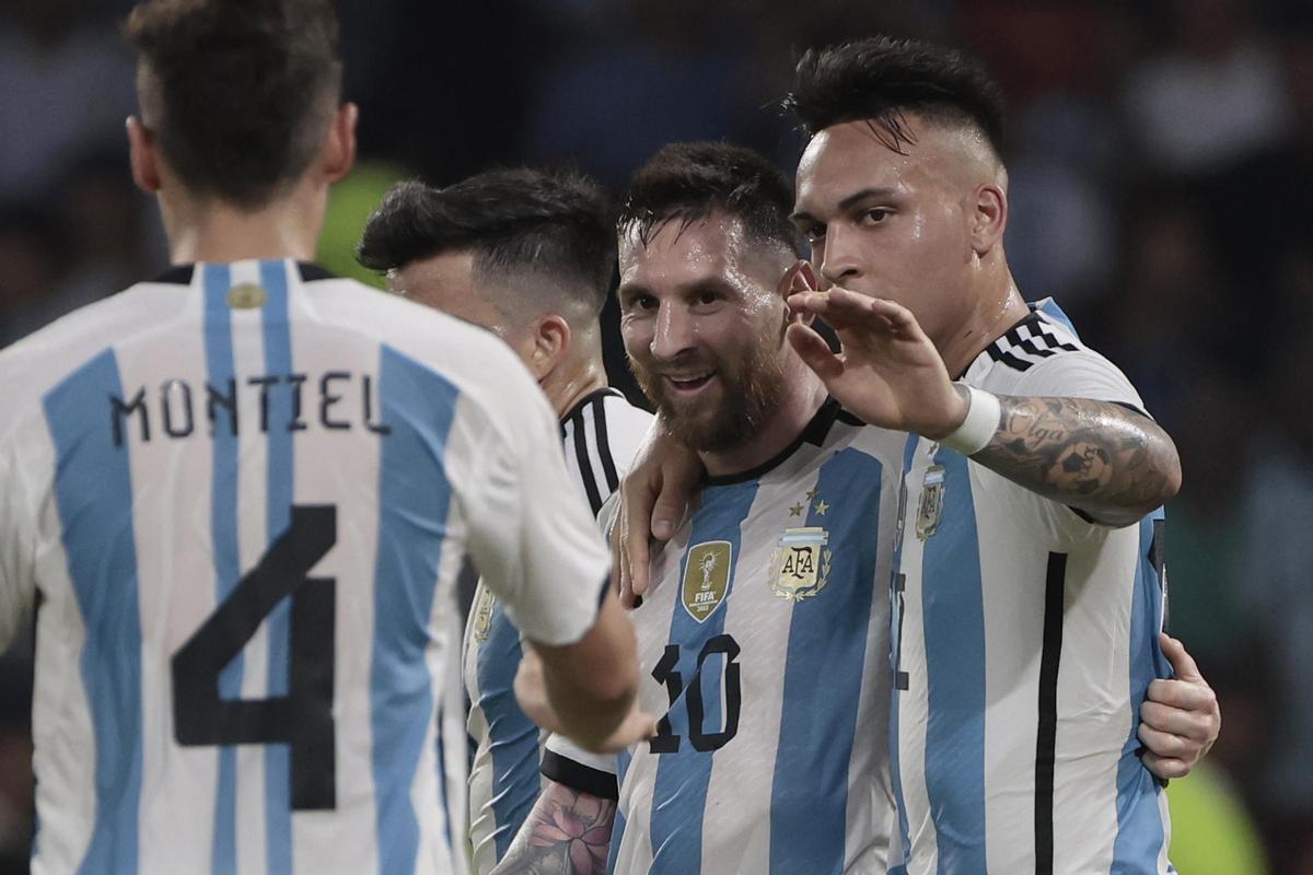 Messi celebra uno de sus tantos ante Curazao con sus compañeros de selección.