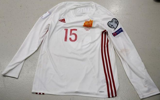 La Federación mostró la camiseta manga larga sin franjas La Federación mostró la camiseta manga larga sin franjas