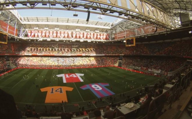 El Ajax homenajeó a Johan Cruyff El Ajax homenajeó a Johan Cruyff