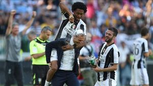 Cuadrado roció de spray blanco a Allegri en la loca celebración Cuadrado roció de spray blanco a Allegri en la loca celebración