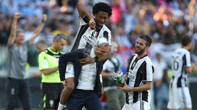 Cuadrado roció de spray blanco a Allegri en la loca celebración Cuadrado roció de spray blanco a Allegri en la loca celebración