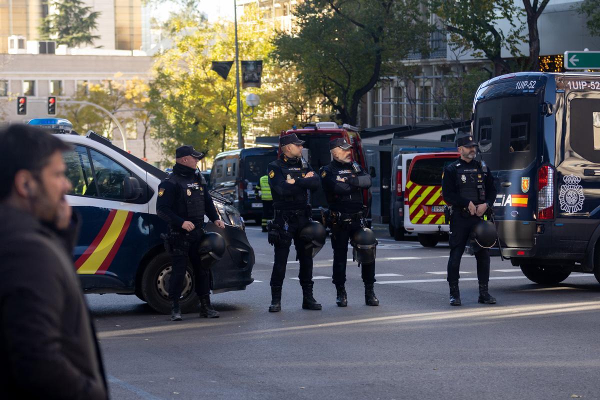 Varios agentes de Policía Nacional en las inmediaciones de la Embajada de EEUU en Madrid