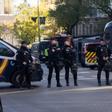 Varios agentes de Policía Nacional en las inmediaciones de la Embajada de EEUU en Madrid