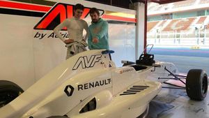 Alonso junto a Vidales en el box de Renault Alonso junto a Vidales en el box de Renault