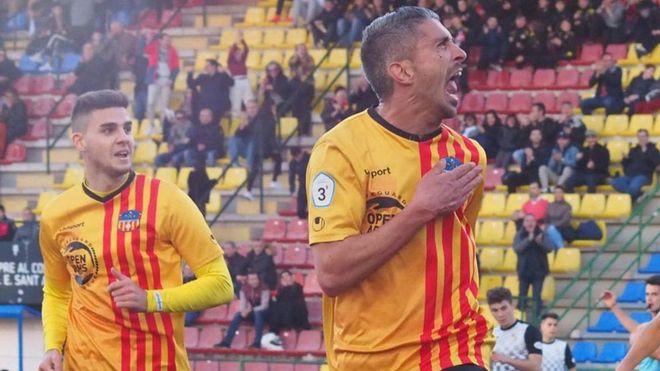 Josu celebra un gol Josu celebra un gol