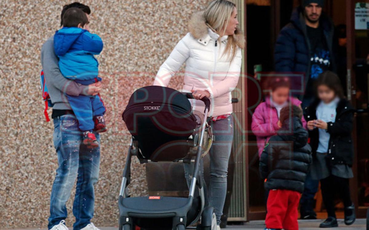 Messi y Antonella y Luis Suárez y Sofía, con los niños a la salida del colegio