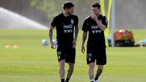 Messi charla con Rodrigo de Paul durante el entrenamiento de Argentina
