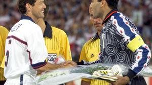 Los capitanes de EEUU e Irán, Thomas Dooley y Ahmad Abedzadeh, se saludan antes de comenzar el partido de 1998.