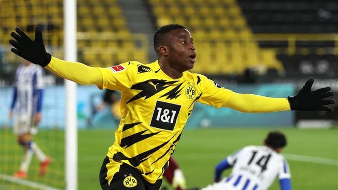 Youssoufa Moukoko celebra un gol con el Borussia Dortmund. Youssoufa Moukoko celebra un gol con el Borussia Dortmund.