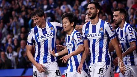 Jugadores de la Real celebran el gol de Kubo