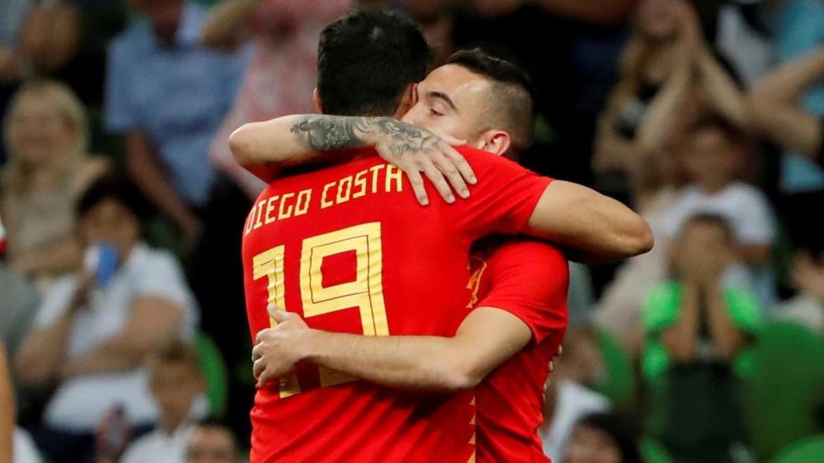 Iago Aspas se abraza a Diego Costa en la acción del gol